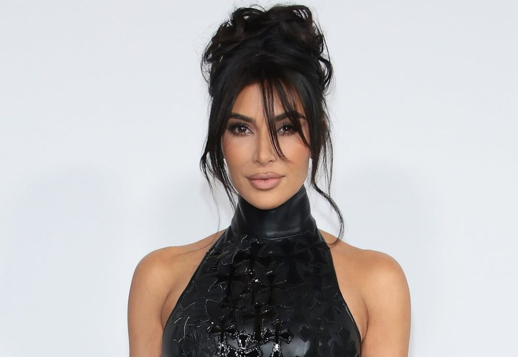 Kim Kardashian: Od reality hvězdy k módní ikoně a podnikatelce, která změnila popkulturu