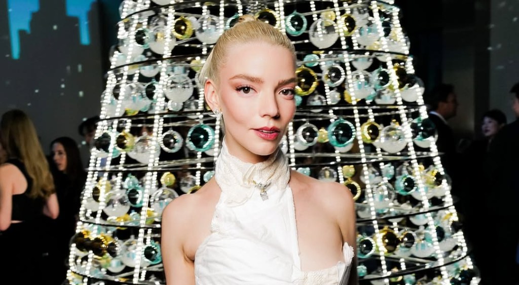Anya Taylor-Joy rozjasnila Tiffany & Co. v zimní pohádce na Fifth&nbsp;Avenue