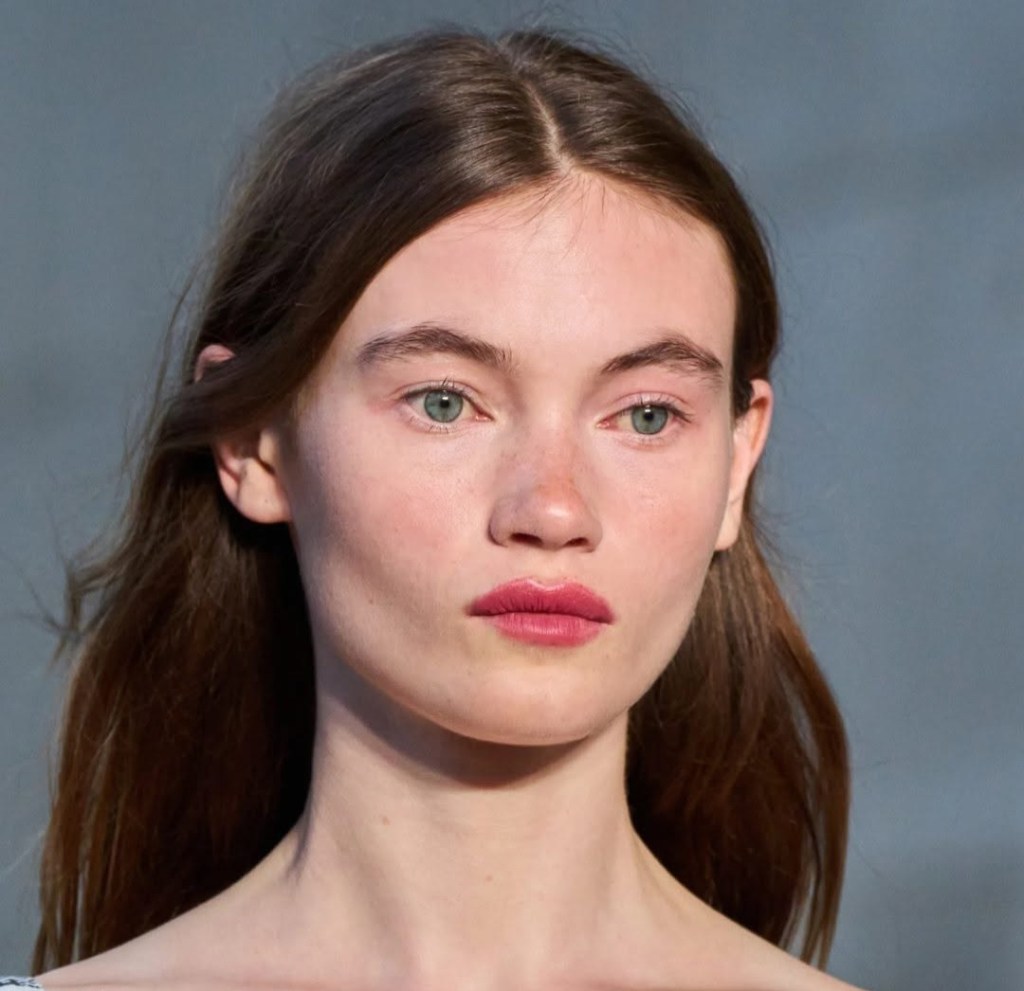 Trendy make-up pro jaro-léto 2026: jednoduchost vs. výraznost