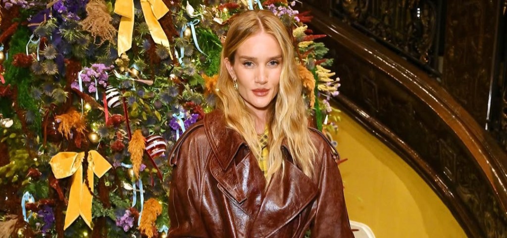Rosie Huntington-Whiteley zazářila na odhalení vánočního stromu Burberry x Claridge’s 2025 v Londýně