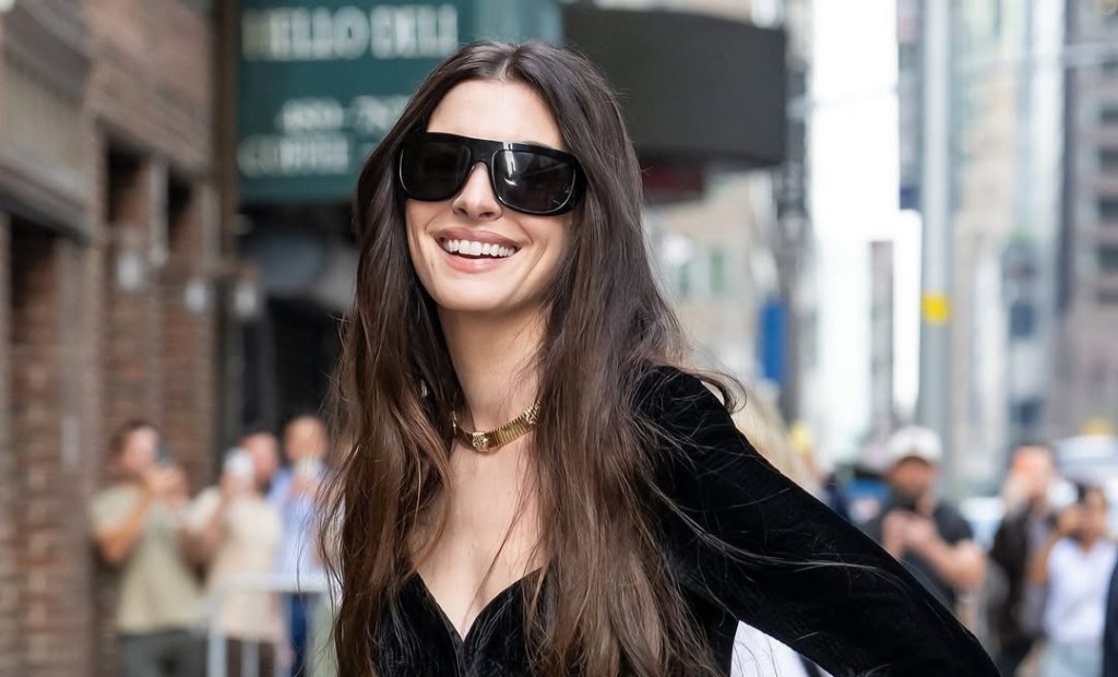 Anne Hathaway’s Bold Vintage Fashion&nbsp;Statement